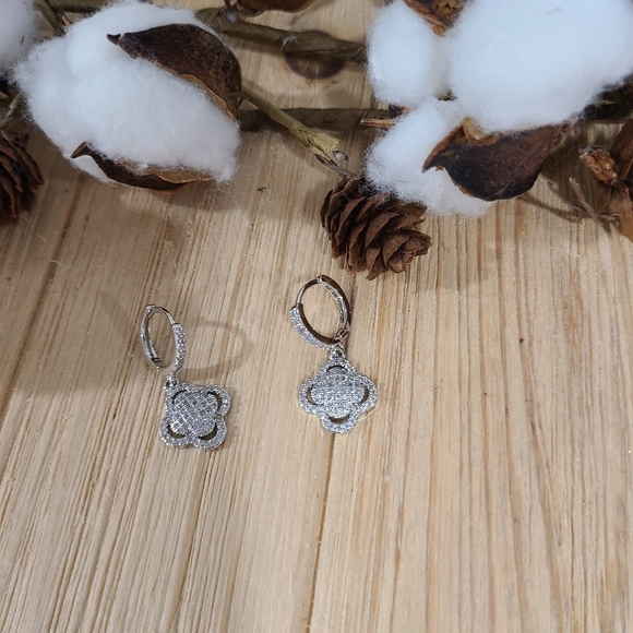 🍀🍀NEW🍀🍀 EXQUISITE!! CZ Clover Dangle Earrings in SILVER Plating - Picture 6 of 15